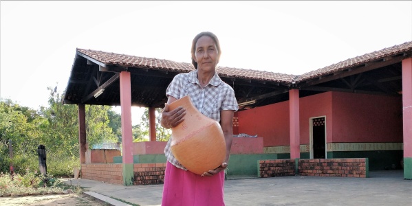 Maria do Socorro holds a pot made by herself in the community. (Photo: Layane Farias Almeida)