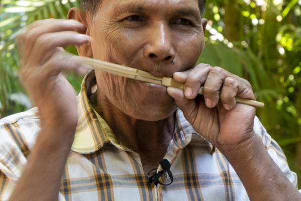 KRAK Chi playing Angkuoch Russey (bamboo Jew’s harp). (Video: THON Dika, 5 January 2020)  •  លោកតា ក្រាក់ ជី ផ្ទាត់អង្កួចឬស្សី។ វីដេអូដោយ៖ ថន ដីកា, ថ្ងៃទី ០៥ ខែមករា ឆ្នាំ២០២០​។