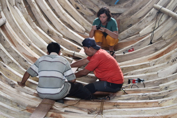 Recording boat construction in Tanah Beru: two workers are fixing one of the stringers. Photo: UNO/UI