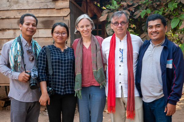 Angkuoch Project Research Team. Left to right: THON Dika, SAY Tola, Catherine GRANT, Patrick KERSALE, SONG Seng. (Photo: MITH Narong, 11 January 2020)  •  ក្រុមអ្នកស្រាវជ្រាវអង្កួច។ ពេឆ្វេងទៅស្តាំ ថន ដីកា, សាយ តុលា, ​ខាត់ធឺរីន ហ្ក្រាន, ​ប៉ាទ្រីក ឃើសាឡេ, សុង សេង។ រូបថតដោយ៖ មិត្ត ណារុង, ថ្ងៃទី ១១ ខែមករា ឆ្នាំ២០២០​។