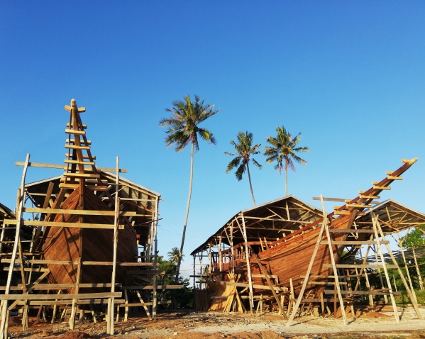 Pinisi in construction in Tanah Beru. Photo: UNO/UI