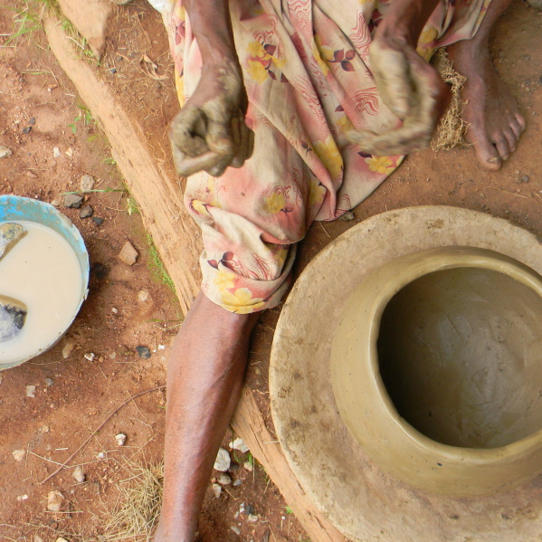 A potter finishing cooking pot (Photo: Bula Wayessa)