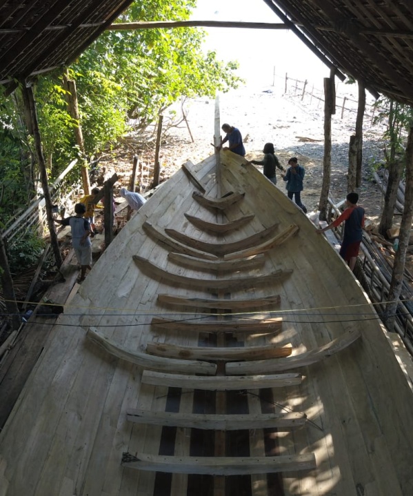 The inner hull of a boat in construction in Tanah Beru. Photo: UNO/UI