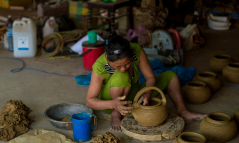 Kinh potter adding elements to her kettle (ấm nấu nước) in Quế An village (Photo: Noël-Tiến NGUYEN-THE)