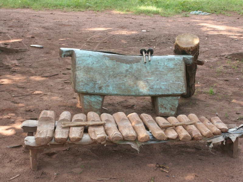 A gugu and other musical instruments brought by the community to showcase their cultural heritage for a ‘Travelling Exhibition’ organised by the Ministry of Culture and UNESCO South Sudan, 2014 (Photo: El-Fatih Atem)